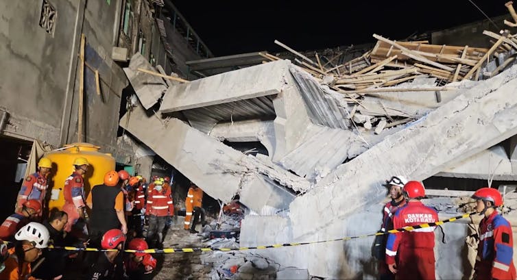 Tragedi Al Khoziny menelan setidaknya 67 korban jiwa, mayoritas santri usia belasan tahun.