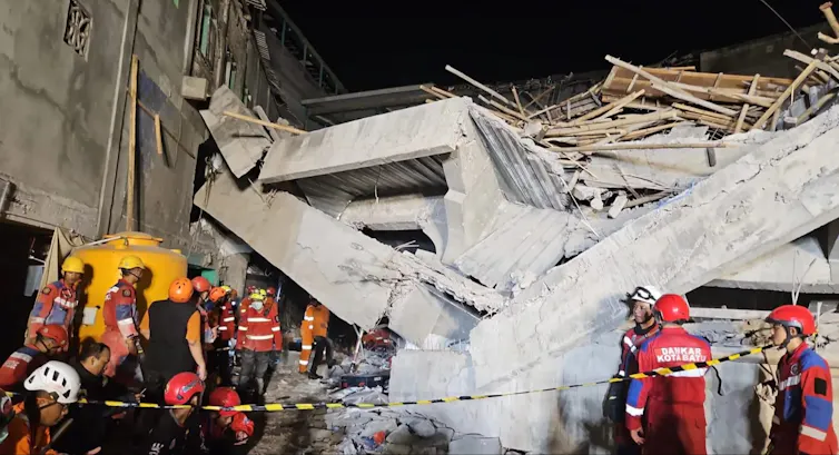 Tragedi Al Khoziny menelan setidaknya 67 korban jiwa, mayoritas santri usia belasan tahun.