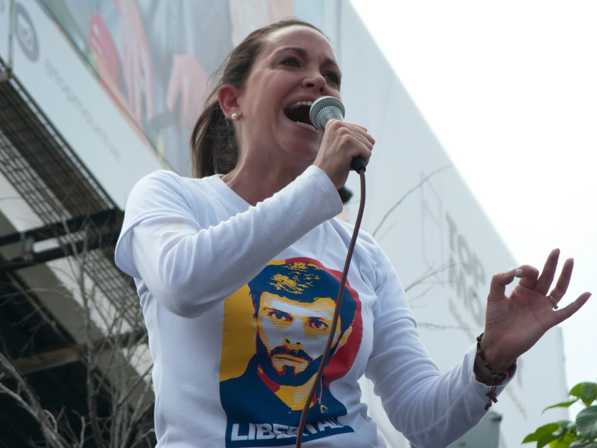 Una mujer con un micrófono