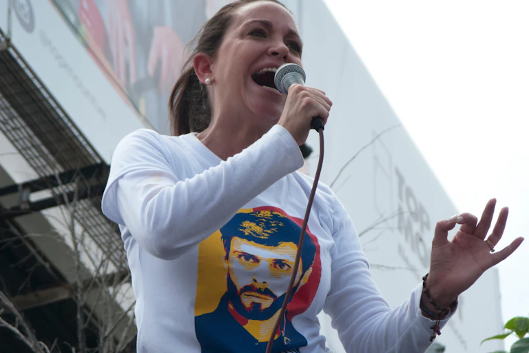Una mujer con un micrófono