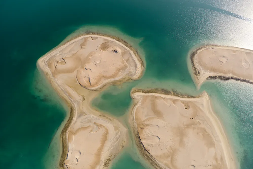 Sandy Islets Artificial developments weaken coastal resilience