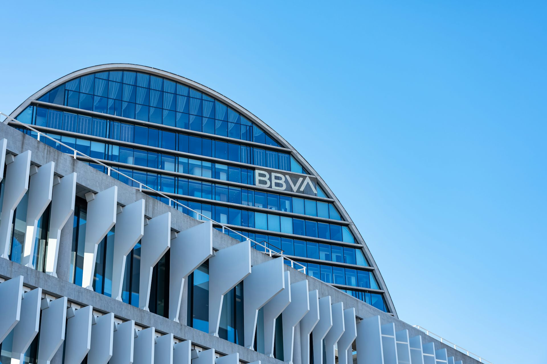Rascacielos de acero y cristal con el logotipo "BBVA"