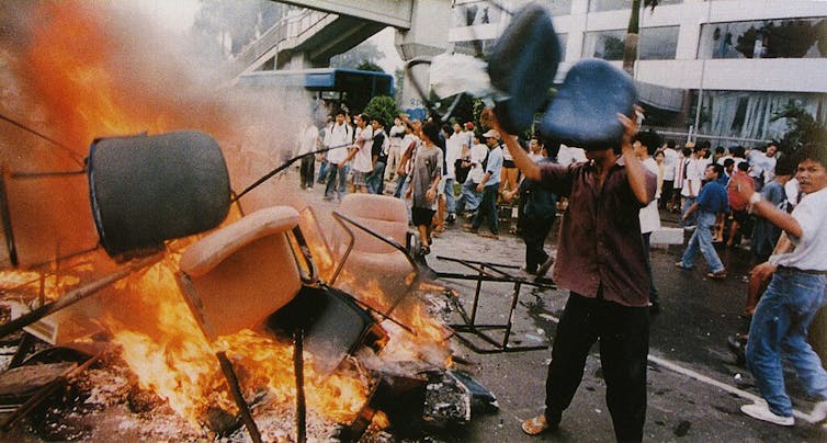 Suasana jalan di Jakarta dalam Tragedi Mei 1998.