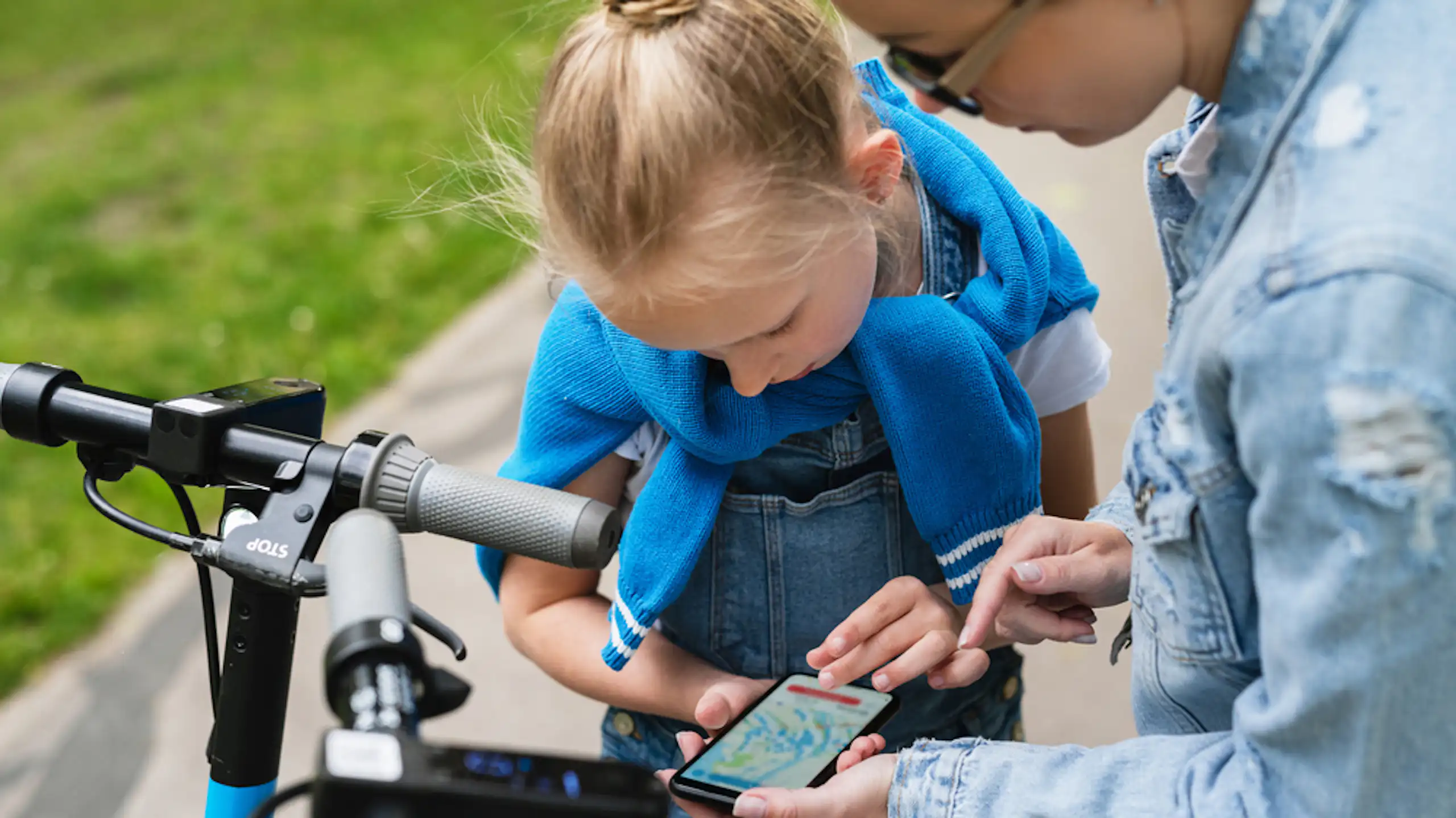 Mère et fille utilisant une application de GPS dans un parc