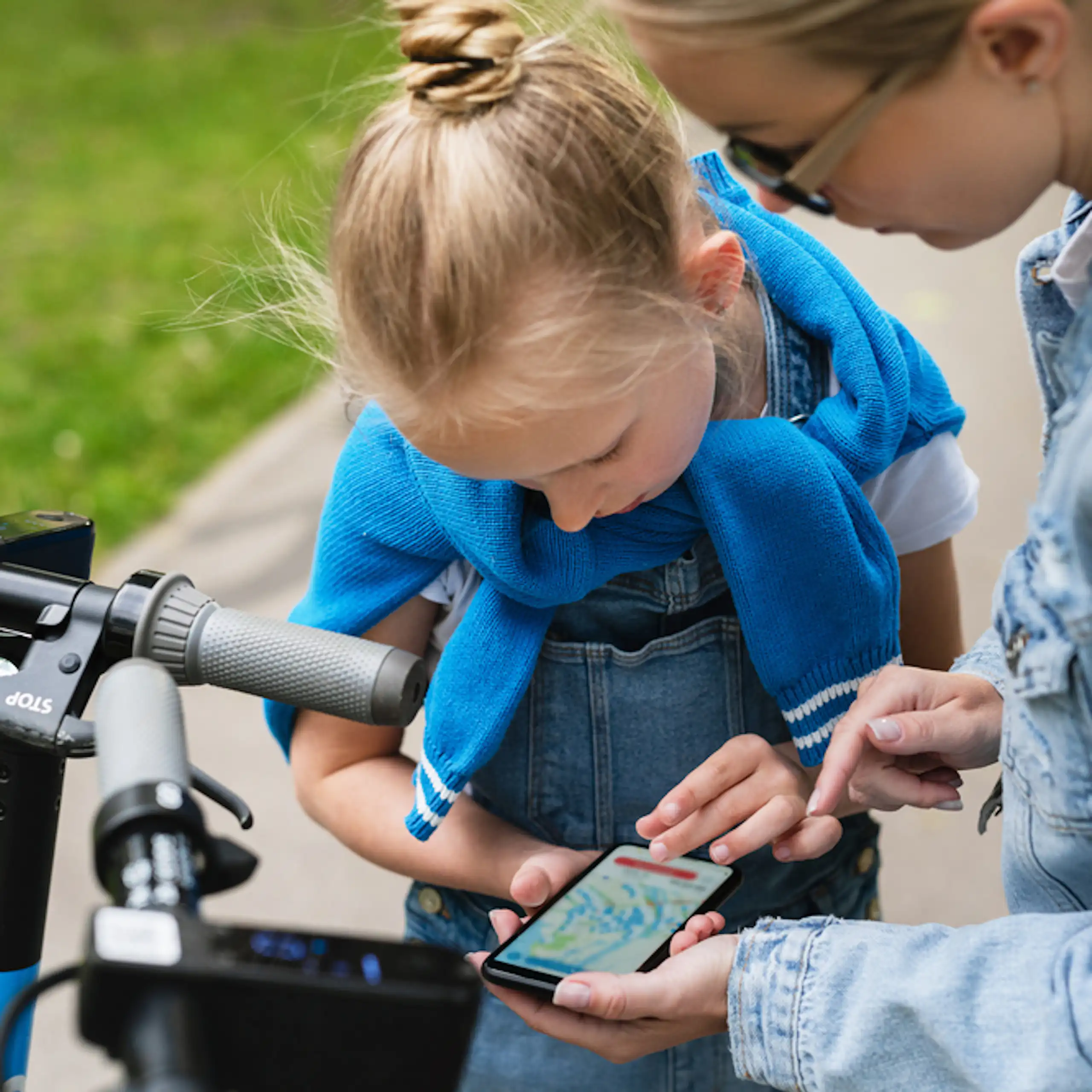 Mère et fille utilisant une application de GPS dans un parc