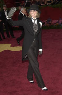 Las estrellas no salen: Diane Keaton, una actriz que supera generaciones 1 Una mujer vestida con un chaqué y un sombrero de la ola de la cámara.