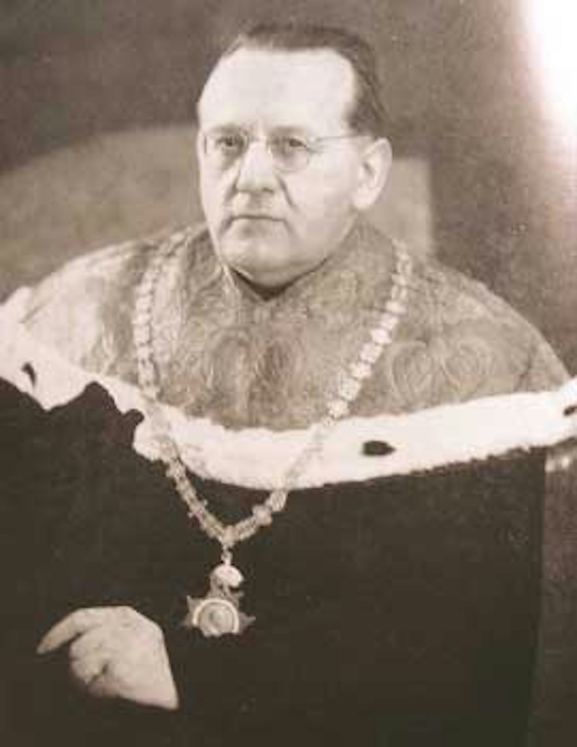 Eduard Pernkopf in full academic regalia.