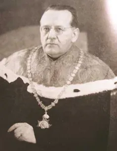 Eduard Pernkopf em trajes acadêmicos completos.