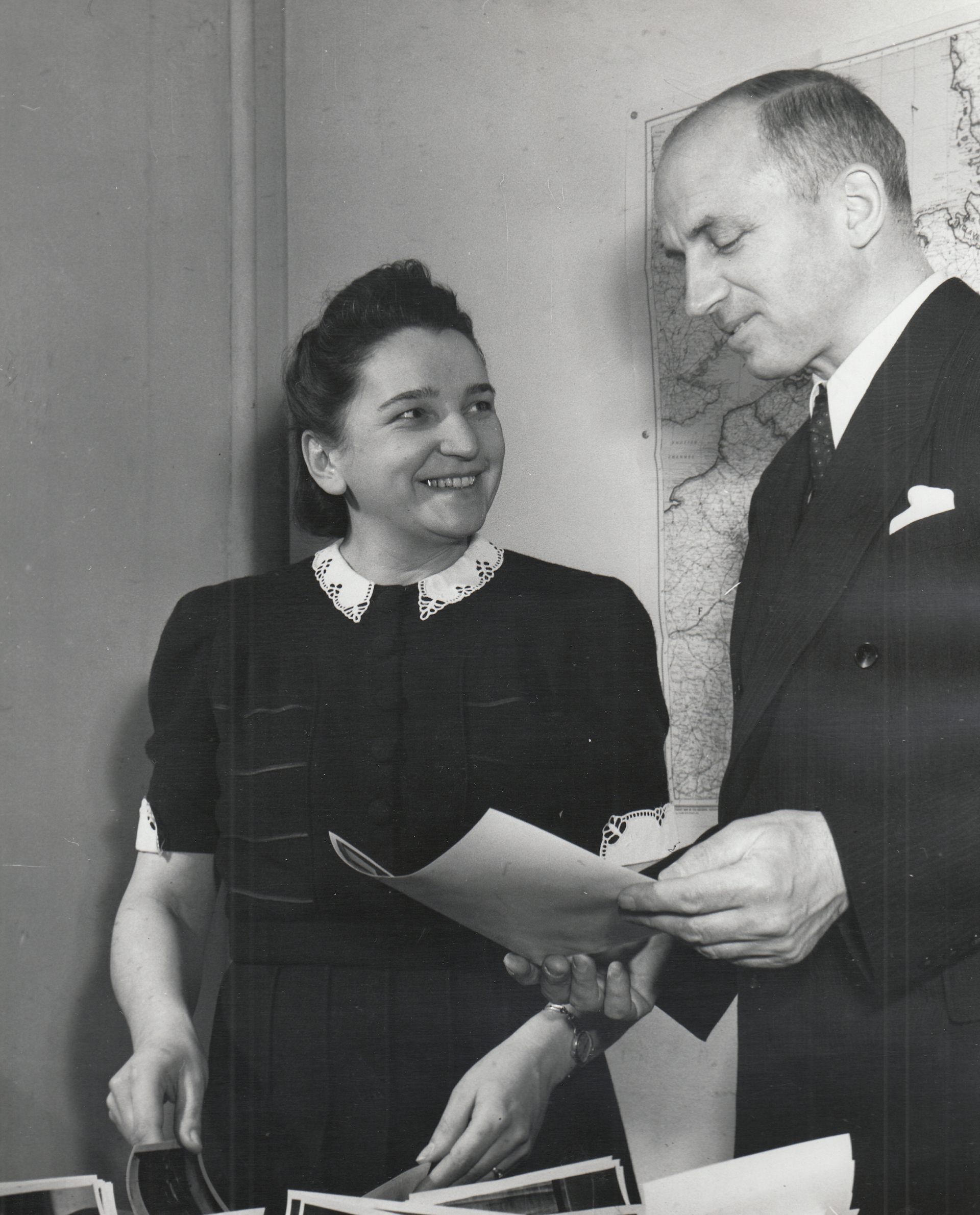 Image of woman and man during a trial in 1947.