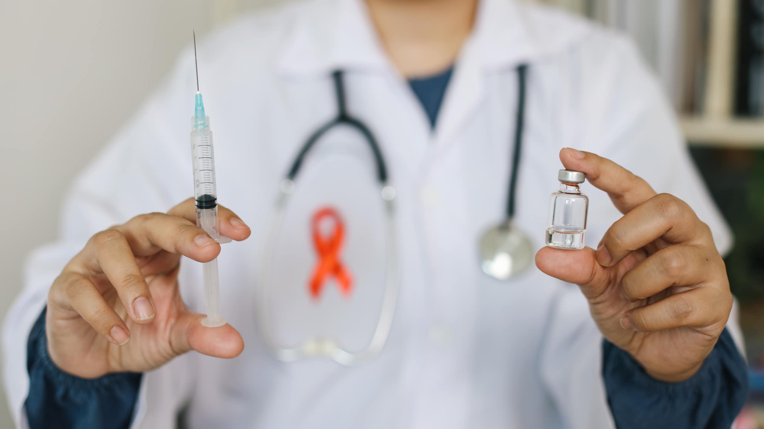 Medicamento injetável para terapia pré-exposição pode mudar prevenção do HIV no país. Mas custo ainda é obstáculo