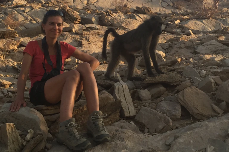 Élise Huchard sur son terrain d'étude, à Tsaobis Nature Park, en Namibie.