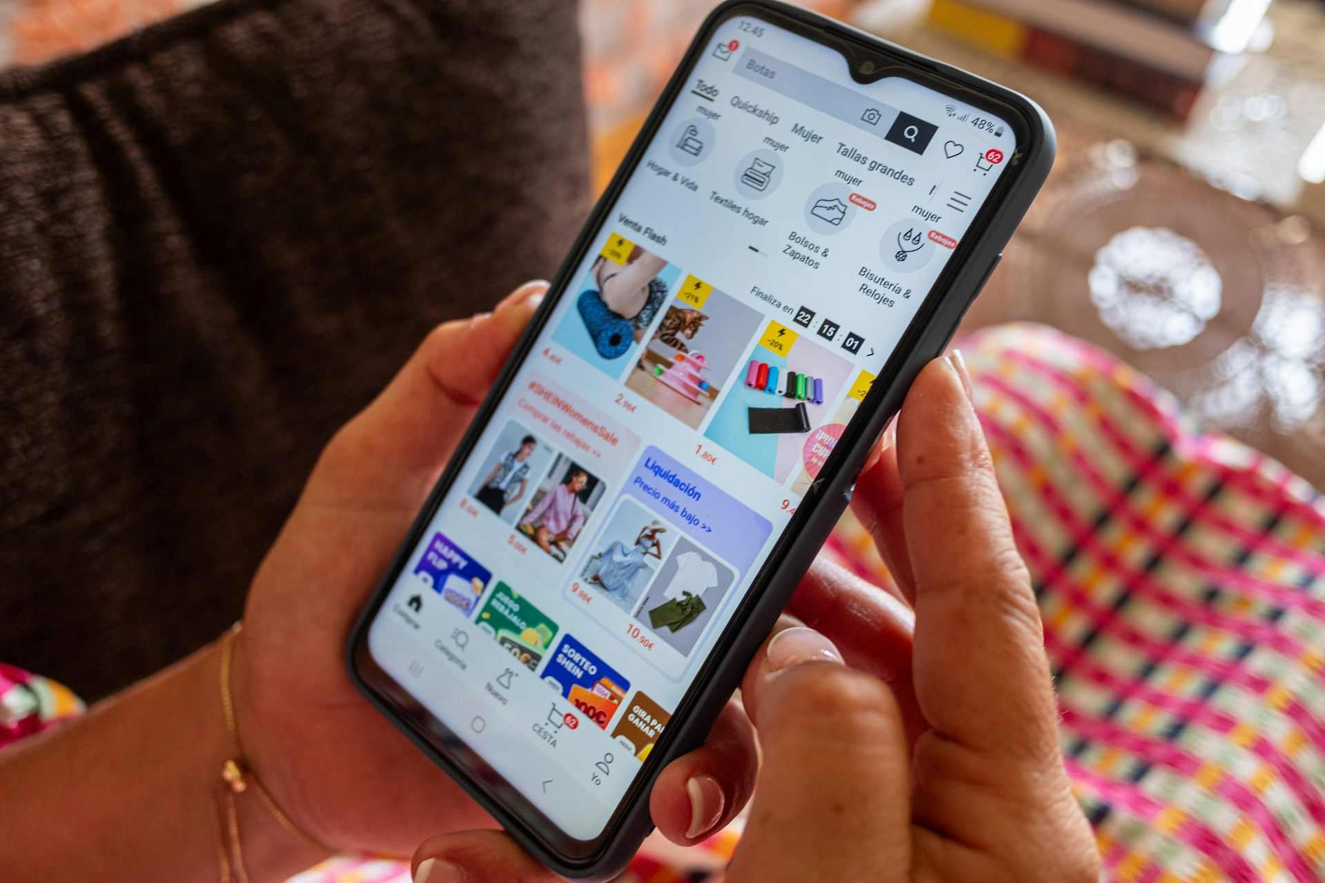 Una pantalla de móvil muestra productos en venta en una tienda online