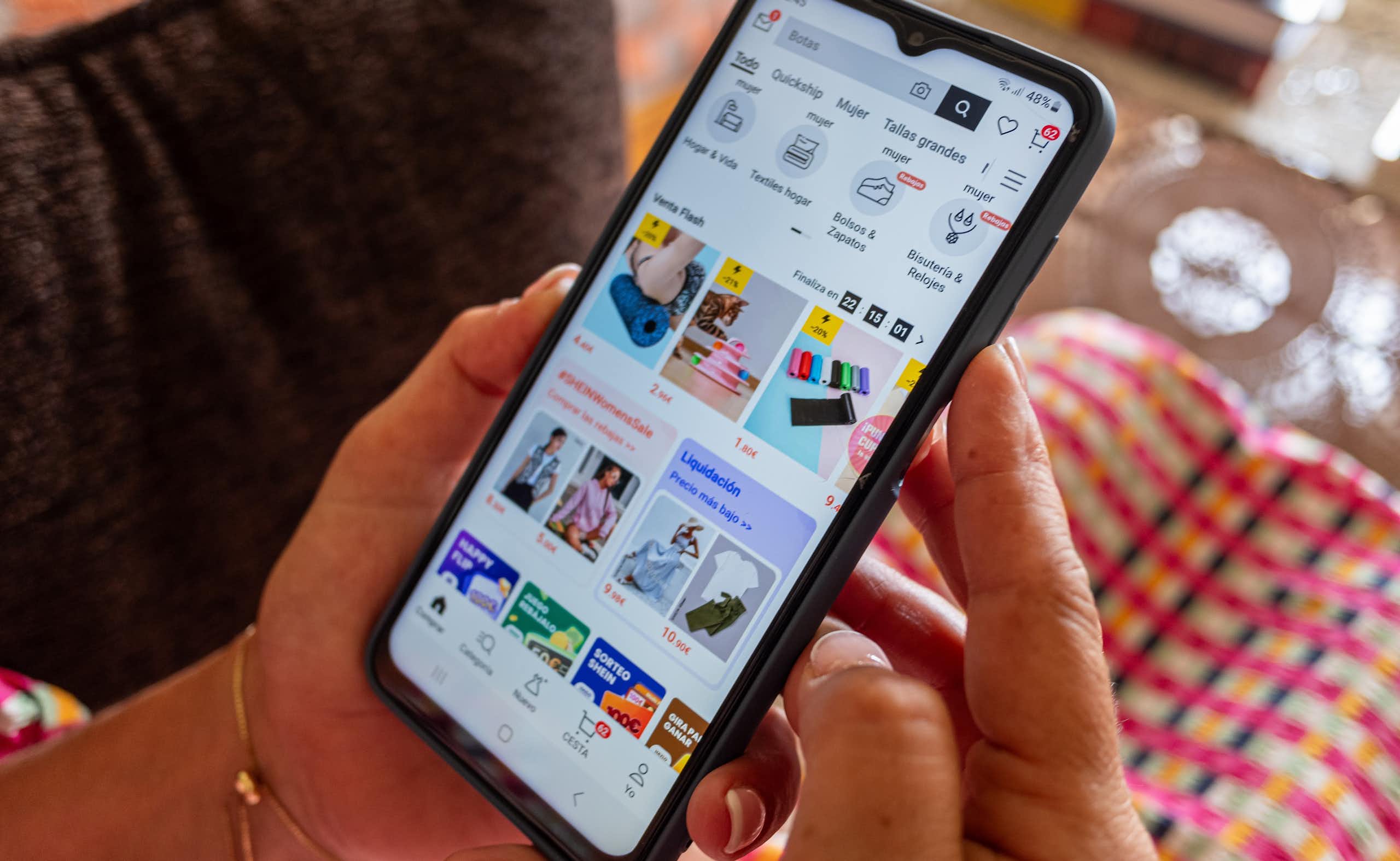 Una pantalla de móvil muestra productos en venta en una tienda online