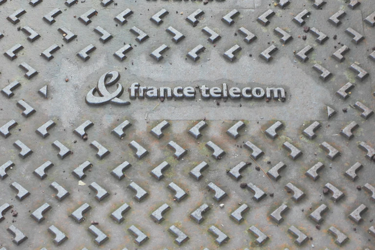 Une grille métallique sur laquelle est inscrite France Télécom.
