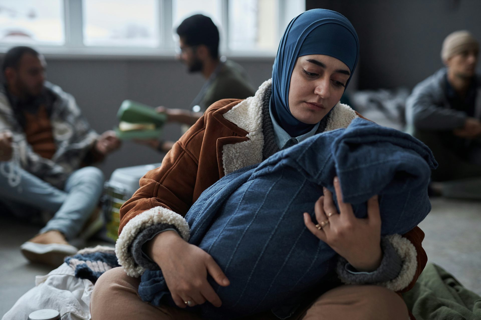 Una joven gazatí sostiene su bebé