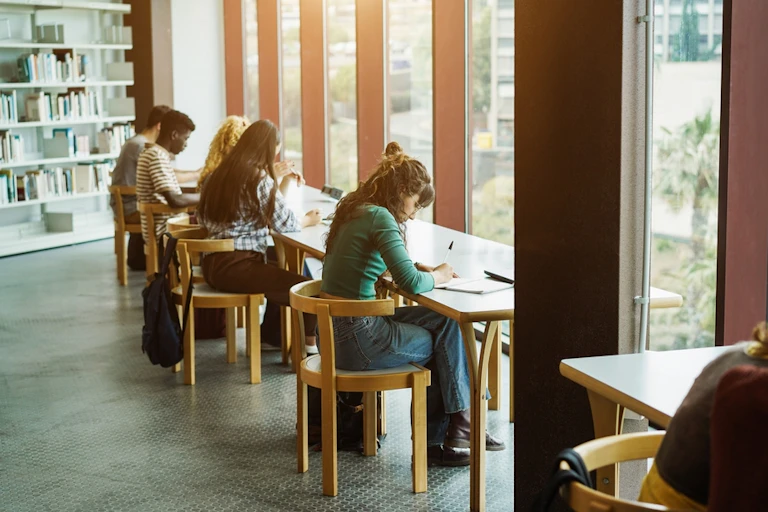 Des étudiants en bibliothèque.