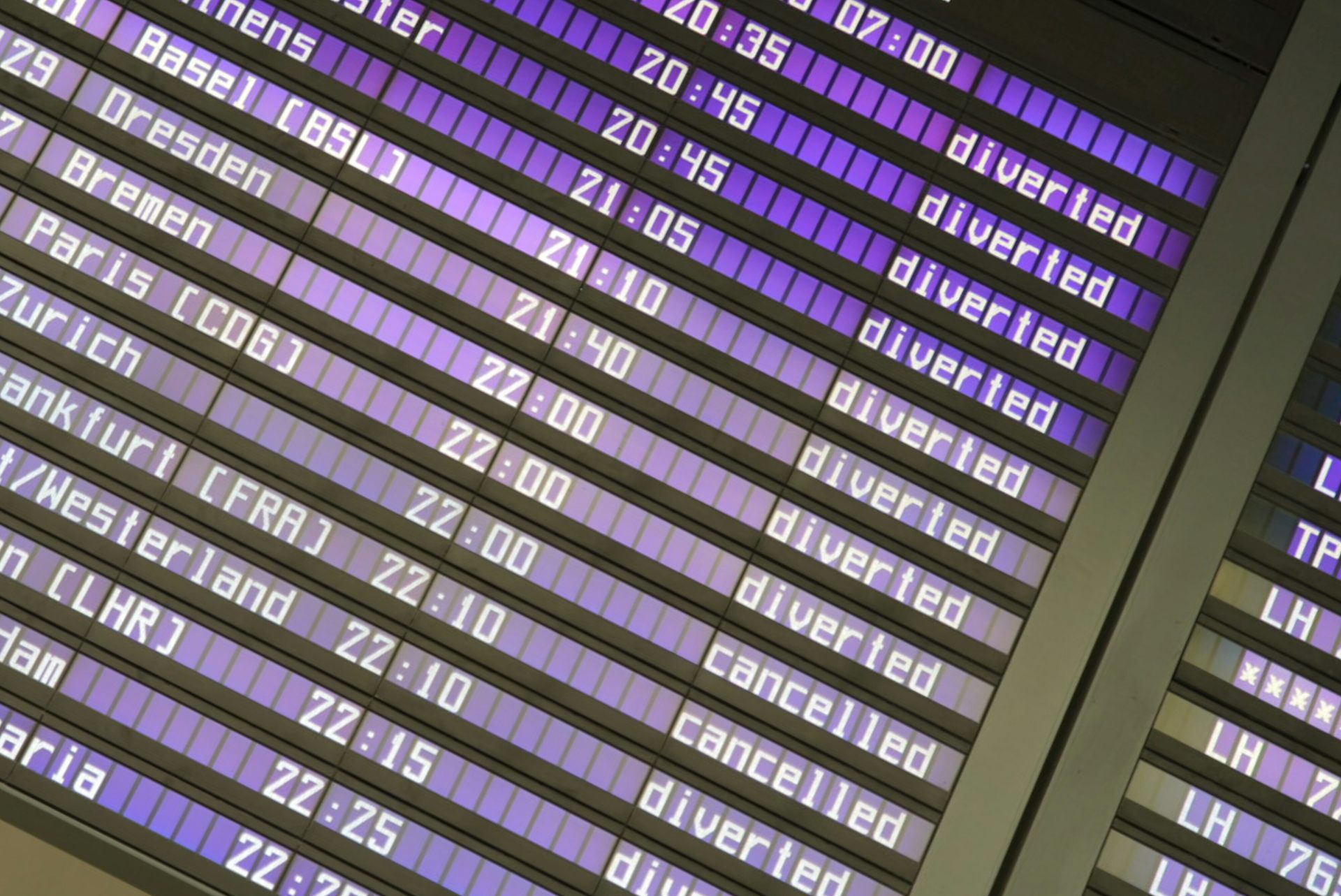 Un écran à l'aéroport affiche une longue liste de vols déroutés.