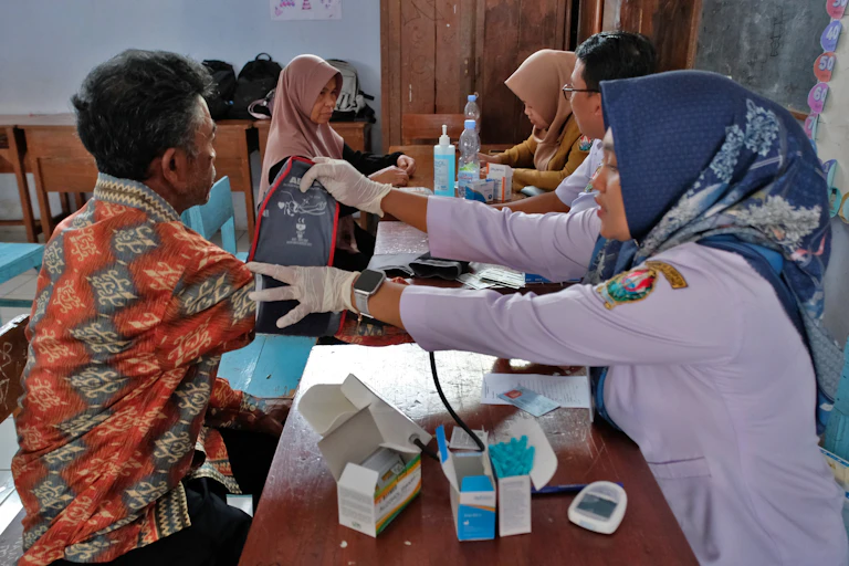 Cek Kesehatan Gratis meliputi pemeriksaan tekanan darah untuk orang dewasa usia 18 tahun atau lebih.