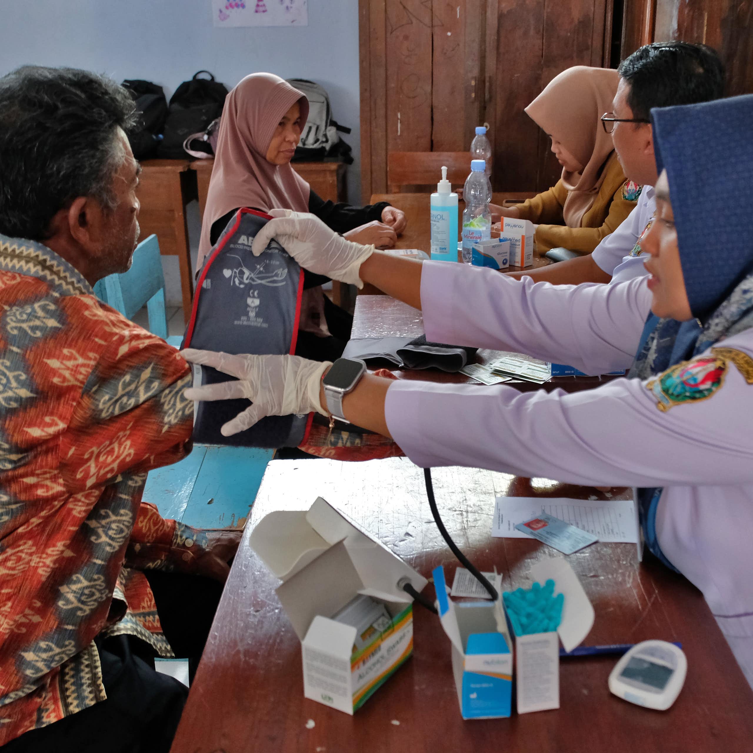 Cek Kesehatan Gratis meliputi pemeriksaan tekanan darah untuk orang dewasa usia 18 tahun atau lebih.