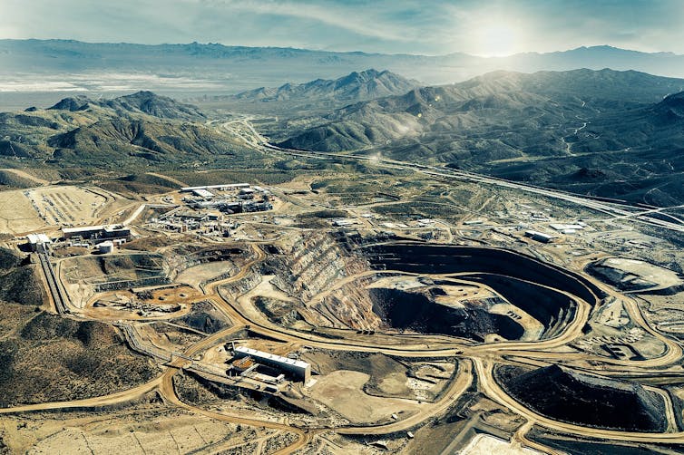 Grande mine à ciel ouvert dans un paysage montagneux