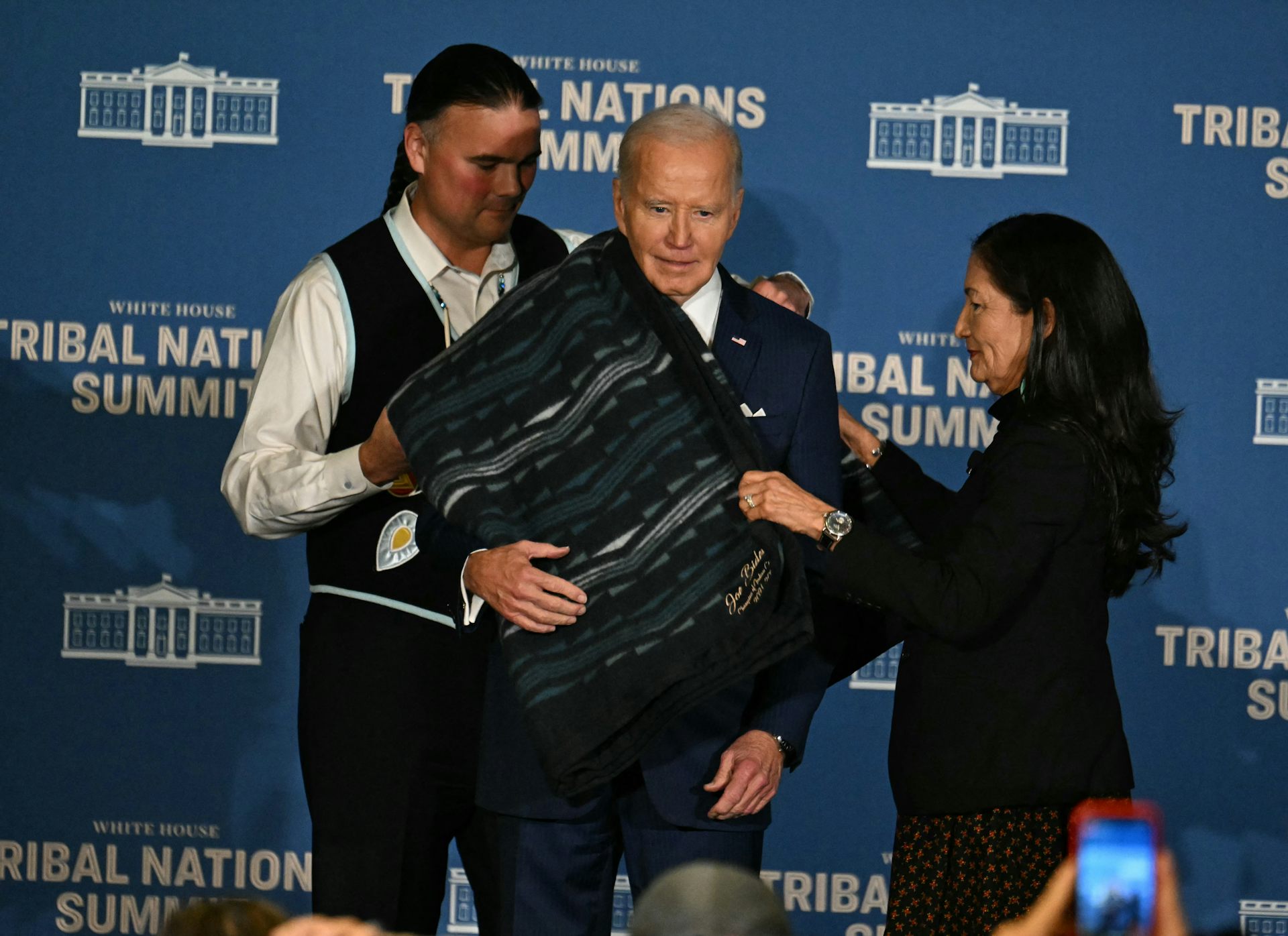 Un an après les excuses de Biden, les droits des peuples autochtones aux États-Unis à nouveau fragilisés sous Trump