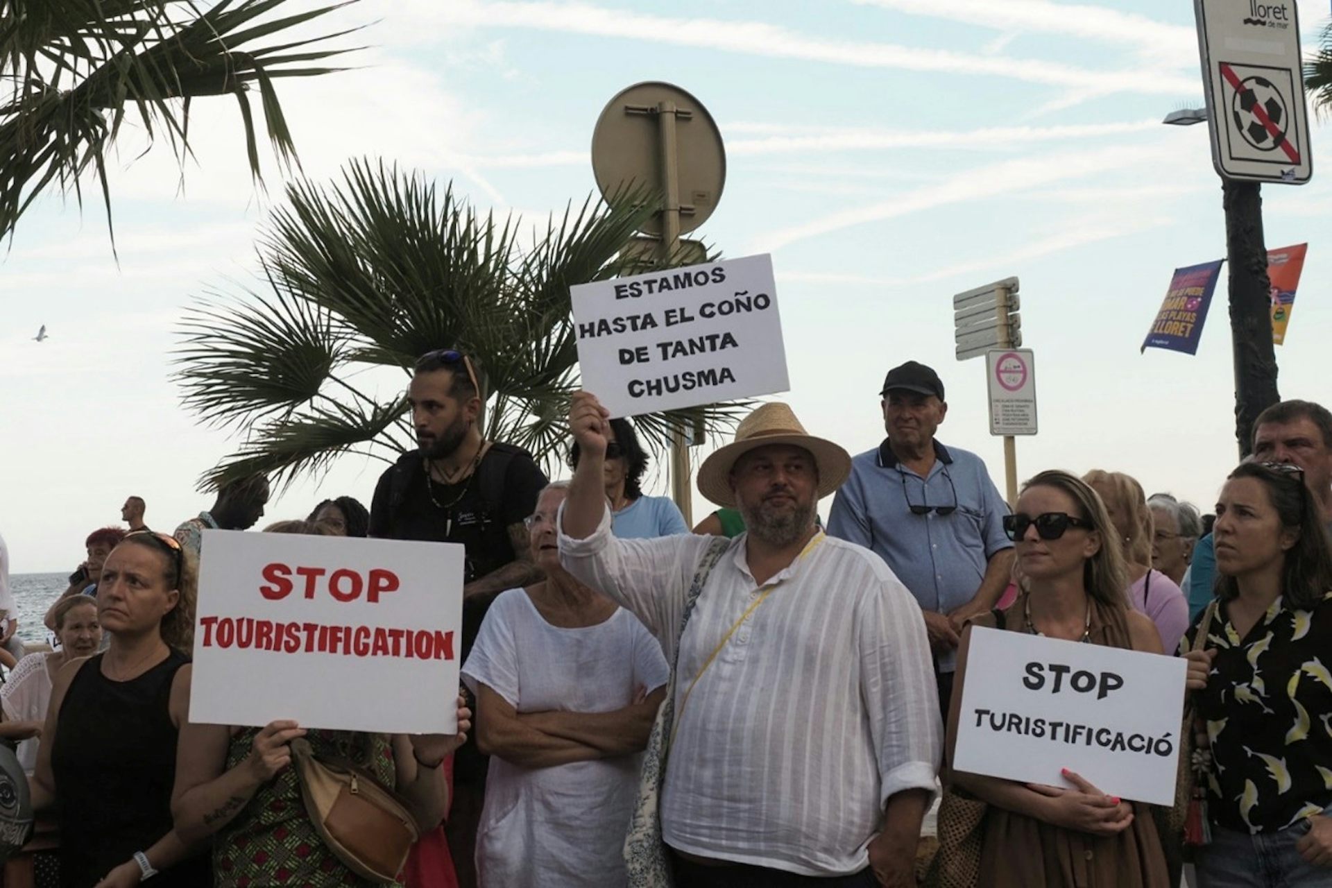Personas con pancartas contra el turismo de masas.