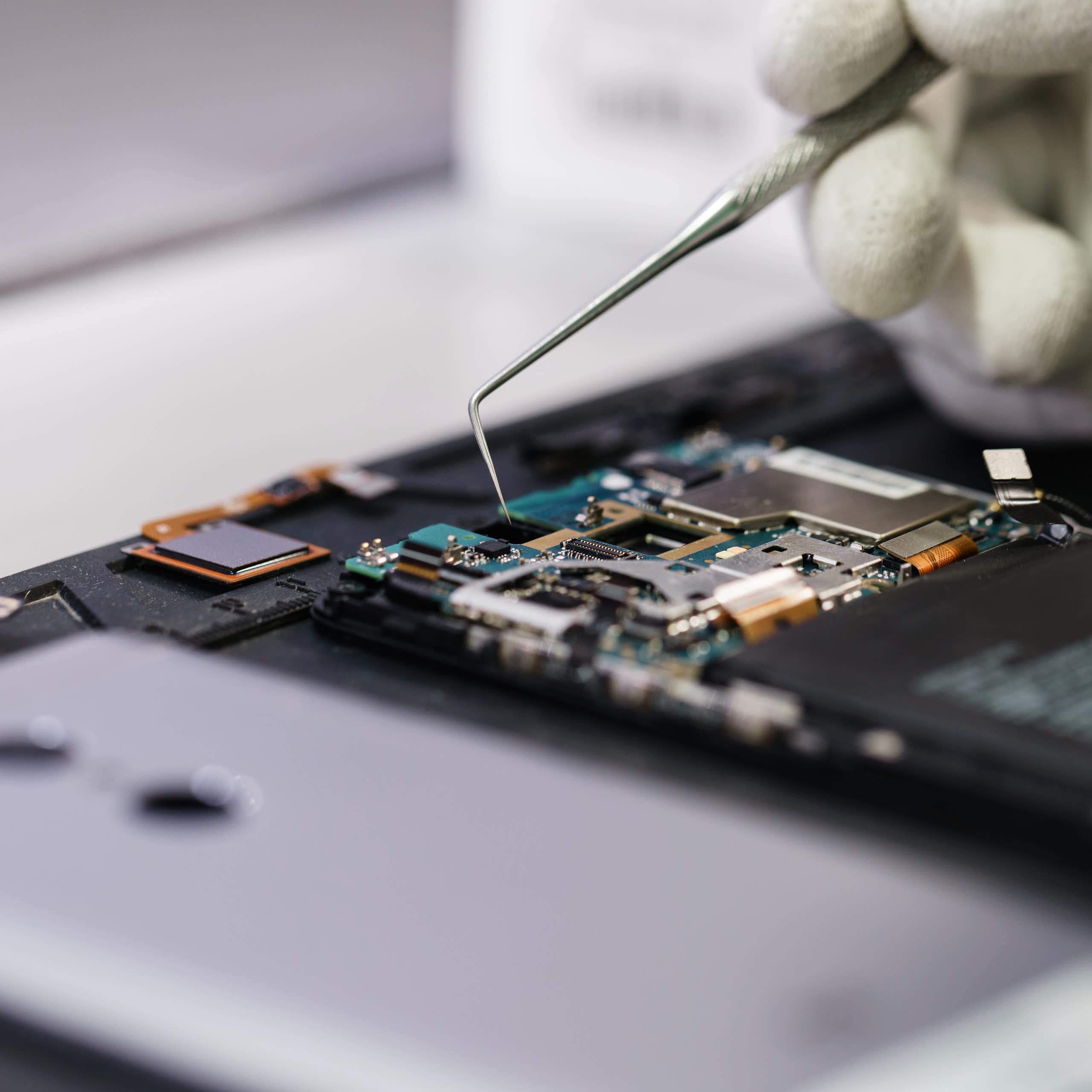 L'arrière d'un téléphone ouvert laissant voir les composants.