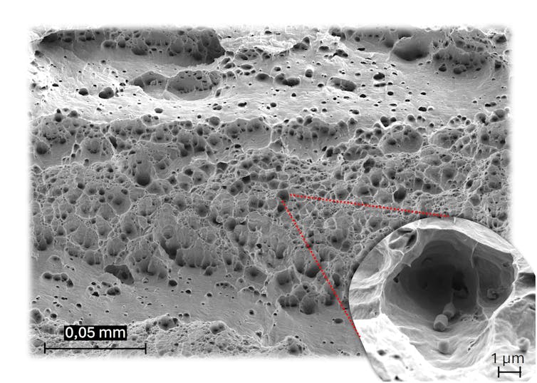 Medication, delivery, virtual applied sciences... What if we prevent inventing new fabrics? 2 A black and white image of a metal alloy seen very closely with a scanning electron microscope