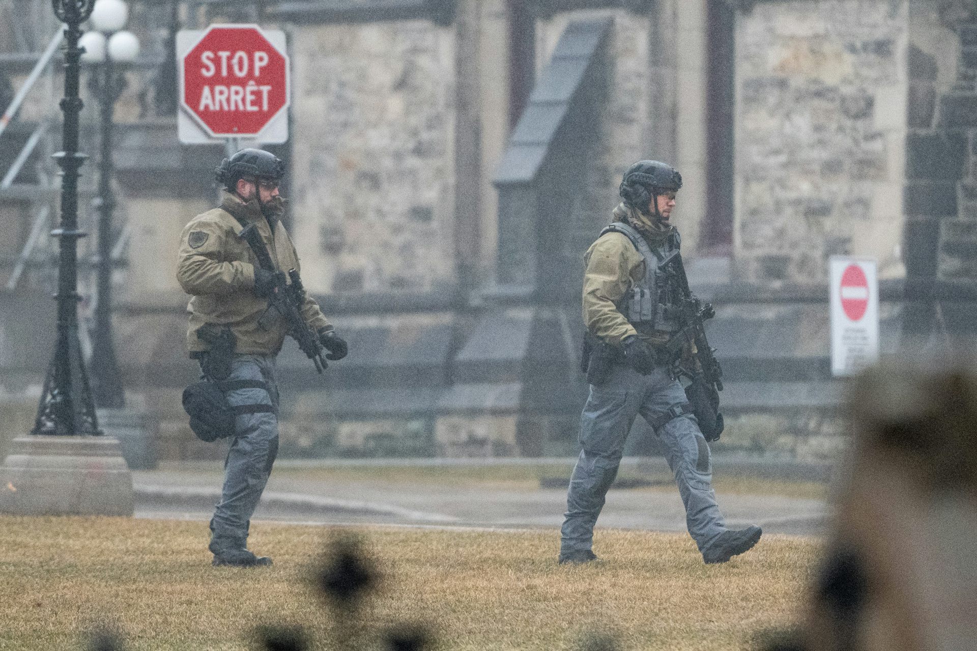 Agentes de policía fuertemente armados afuera del bloque este de Parliament Hill.