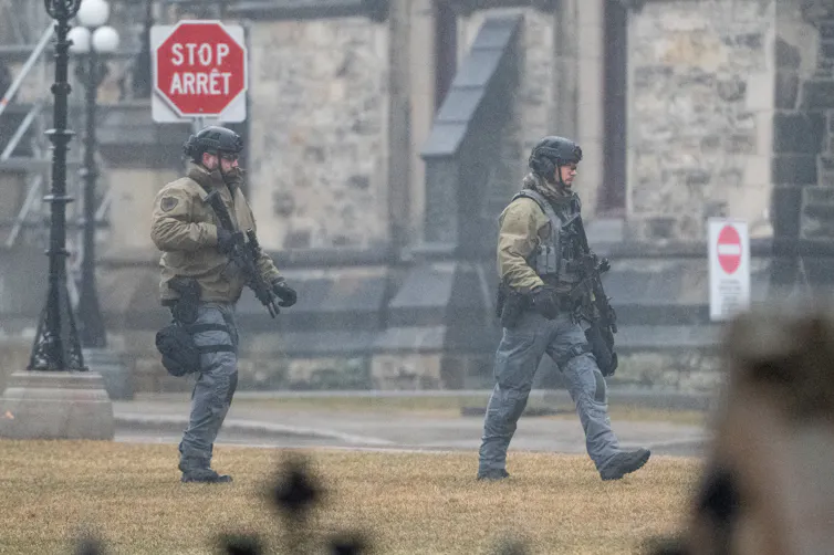 Agentes de policía fuertemente armados afuera del bloque este de Parliament Hill.