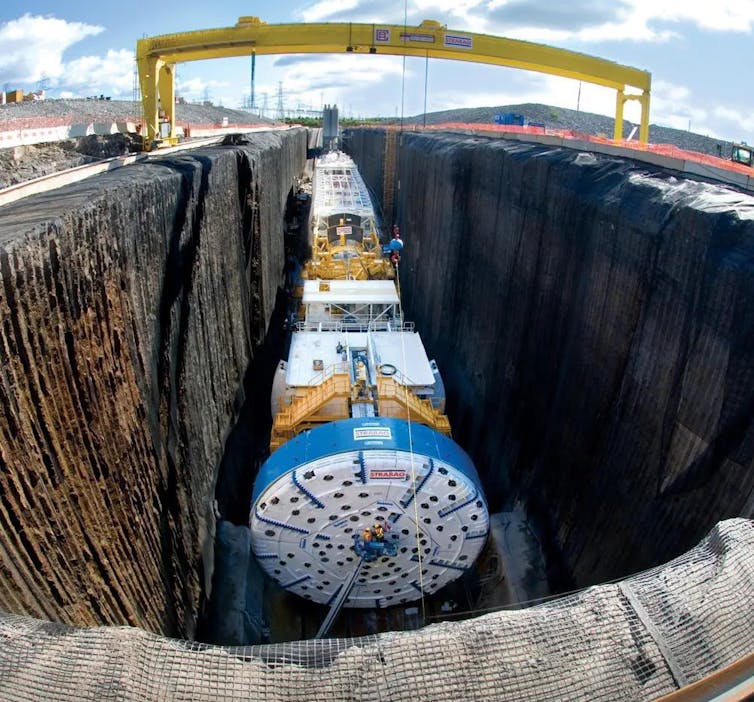 Una vista frontal de la cabeza de una tuneladora trabajando, en este caso, para abrir un túnel bajo las Cataratas del Niágara.