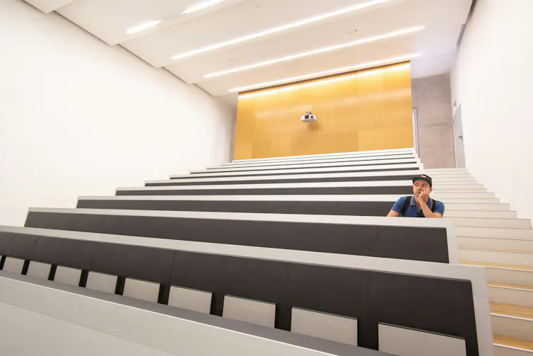 Un étudiant universitaire est seule dans une classe