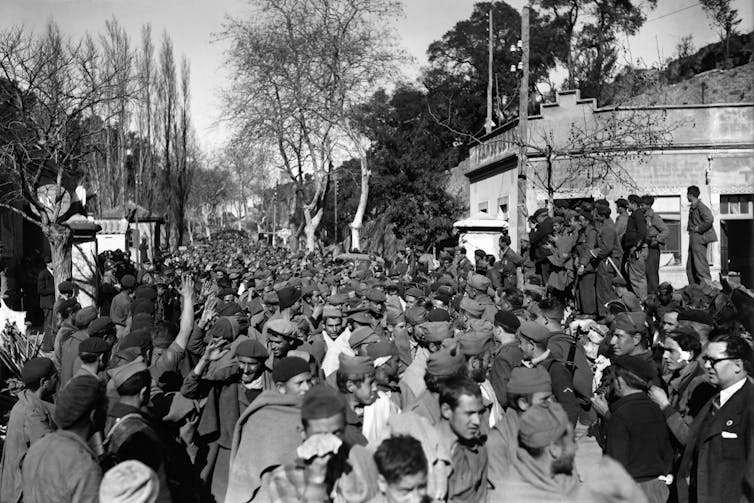 Welcoming kid refugees from the Spanish Civil Warfare: a purpose that mobilized France within the Thirties 1 Spanish refugees (republican fighters) crossing the border to enter France in 1939