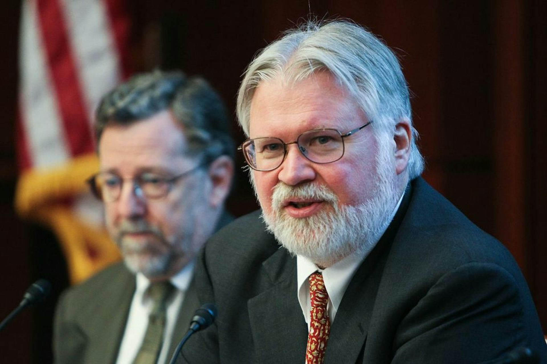 Imagen de un hombre de pelo y barba blanca.