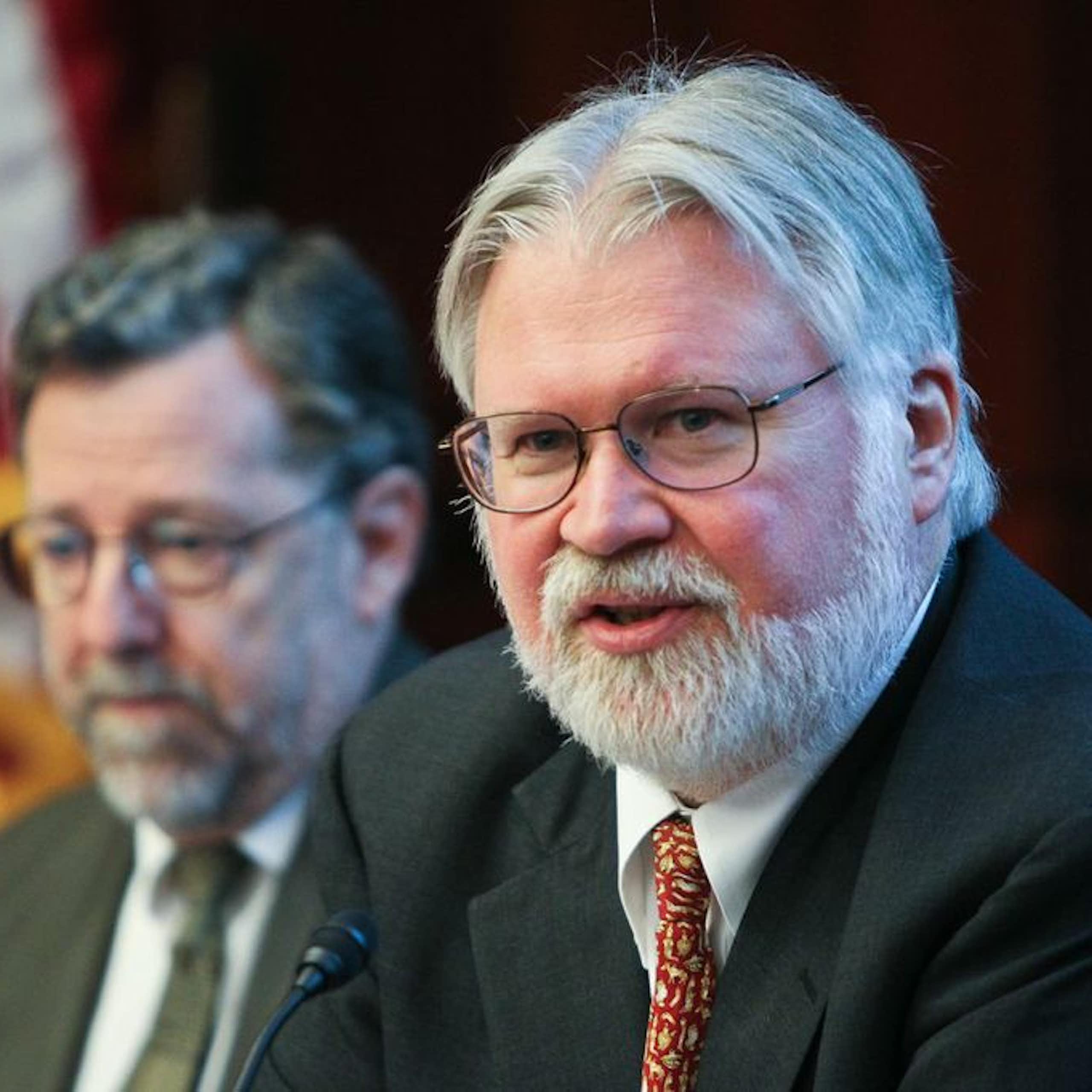 Imagen de un hombre de pelo y barba blanca.
