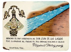 Retablo de una mujer en el que da gracias a Dios por haberla permitido cruzar el río con sus hijos.