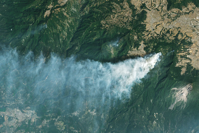 Humo de un incendio que se eleva de una zona montañosa en una imagen de satélite