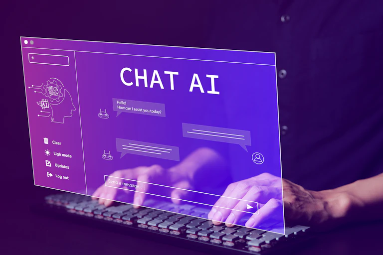 Employé se servant de Chat AI pour écrire sur son ordinateur.
