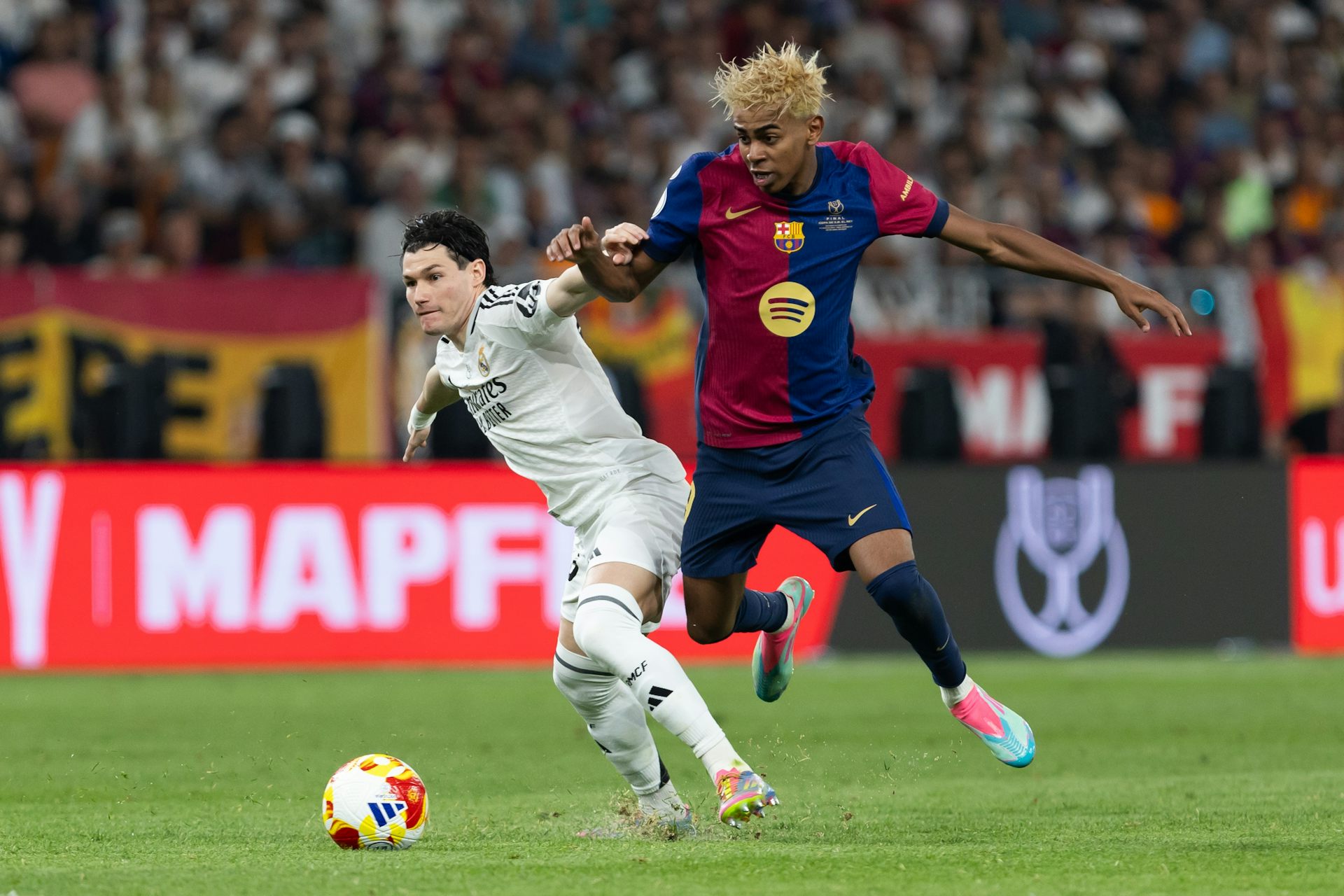 Fran García (Real Madrid) y Lamine Yamal (Barcelona) se disputan un balón durante la final de la Copa del Rey .