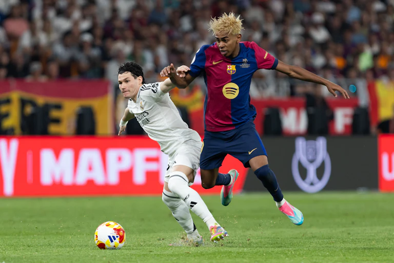 Fran García (Real Madrid) y Lamine Yamal (Barcelona) se disputan un balón durante la final de la Copa del Rey .