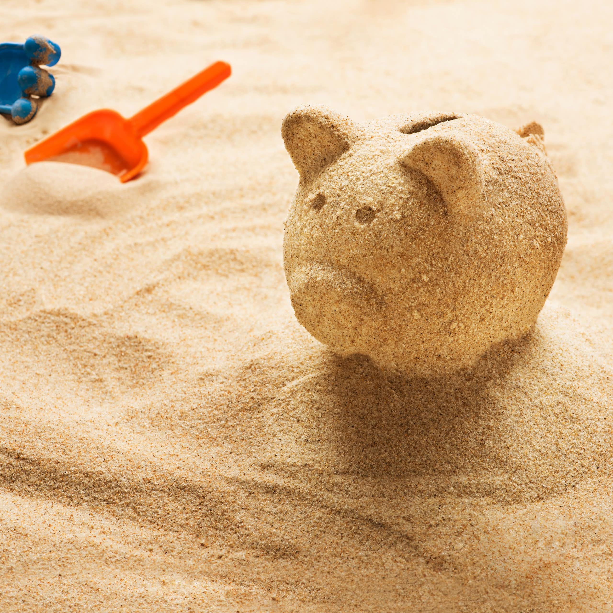 Un cerdito hucha de arena.