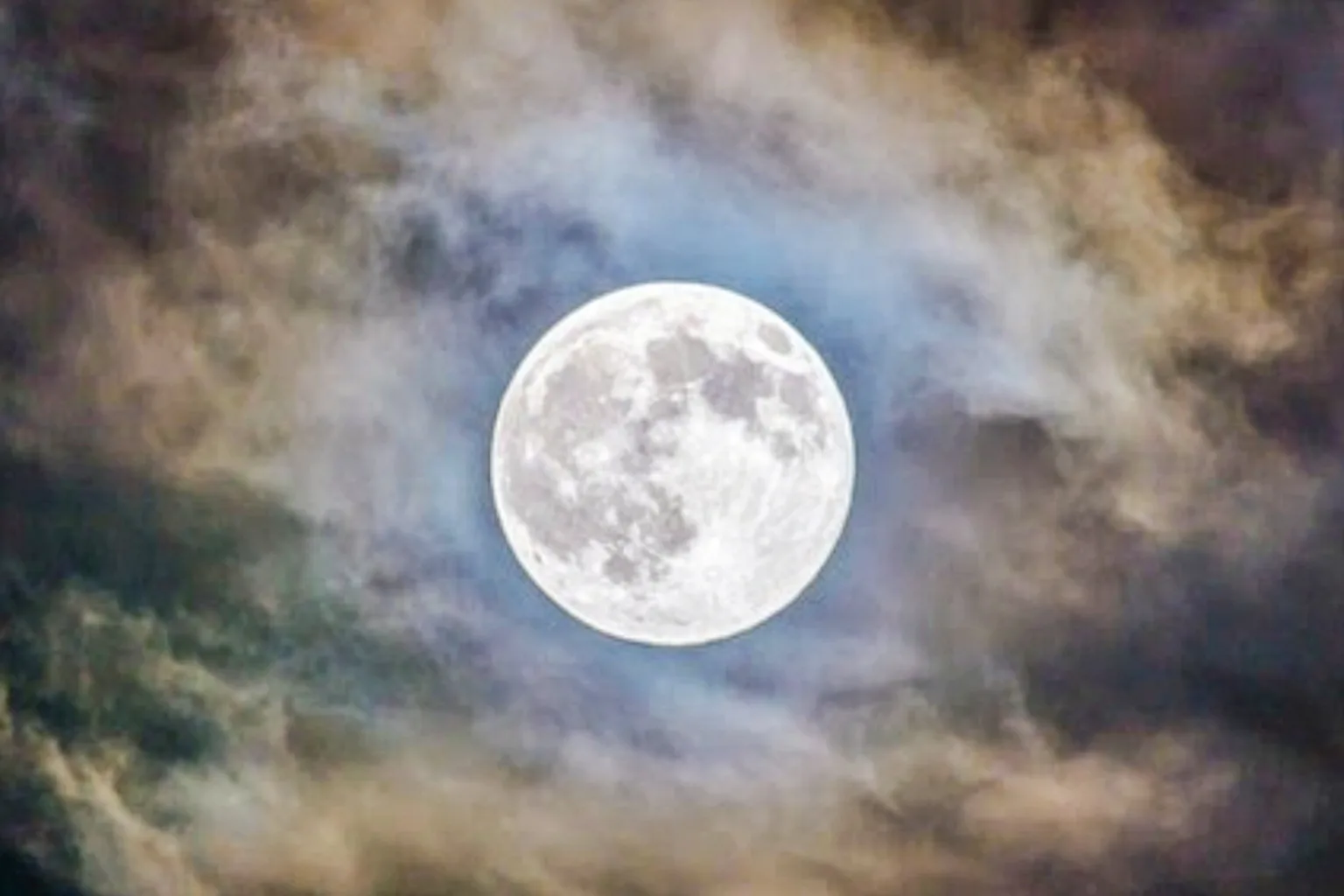 Does The Full Moon Make Us Sleepless A Neurologist Explains The does-the-full-moon-make-us-sleepless-a-neurologist-explains-the