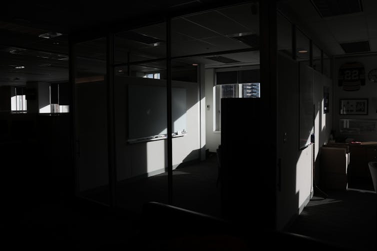 Sala de reuniones vacía con pizarra