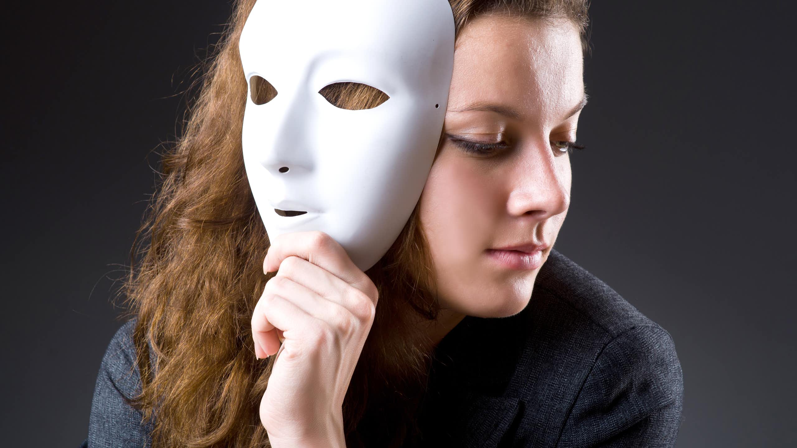 Una joven con una máscara.