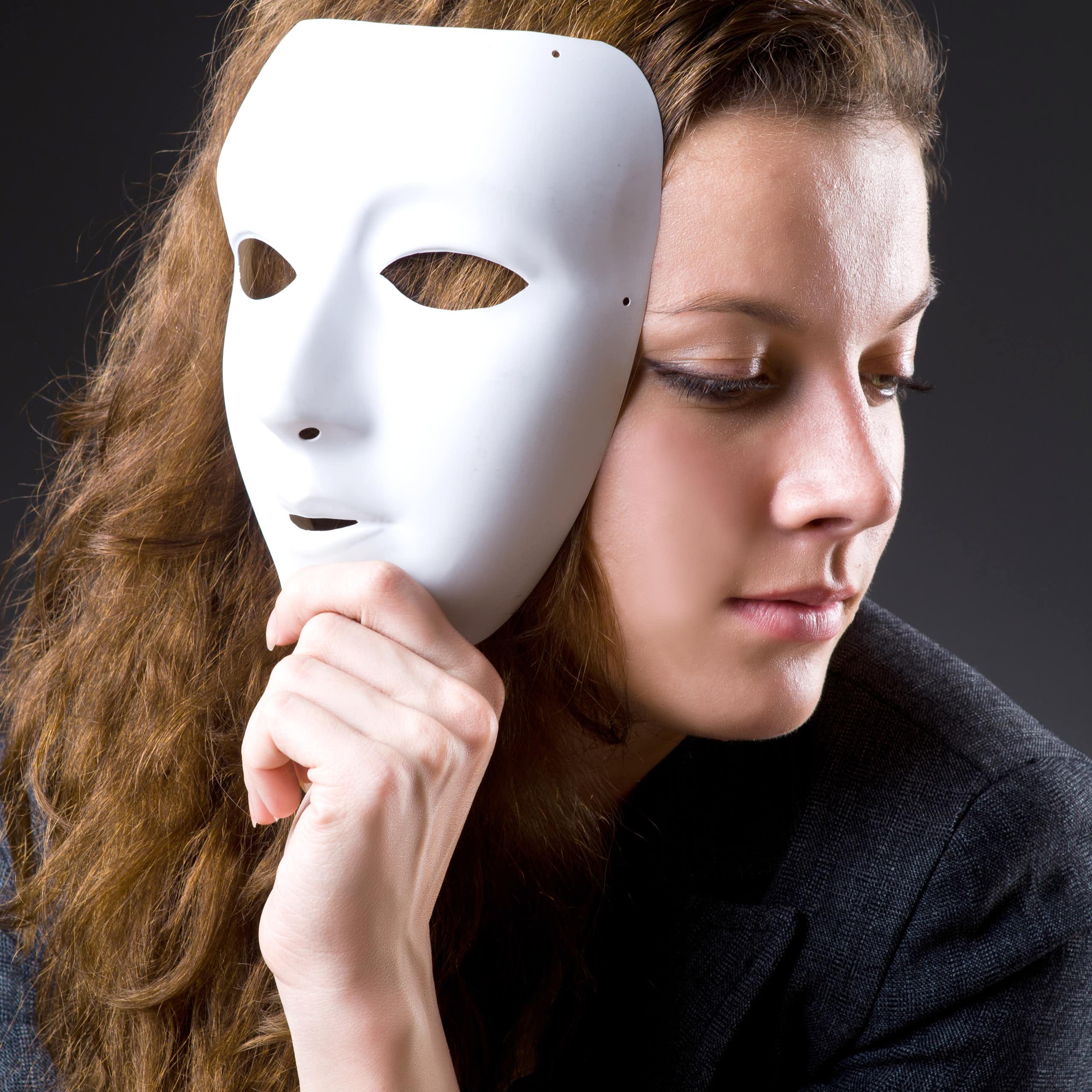 Una joven con una máscara.