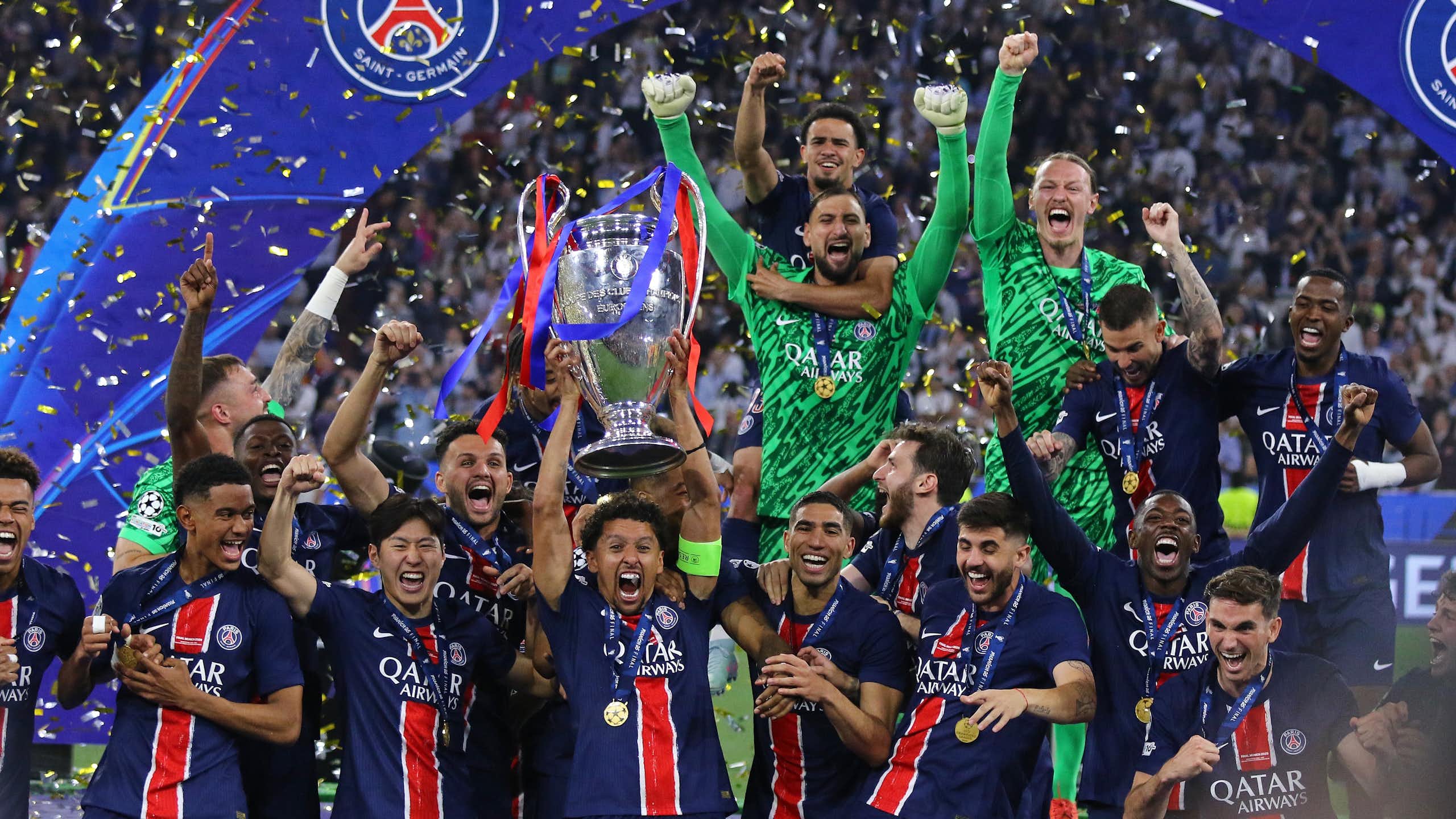 Futbolistas con gestos de alegría bajo una lluvia de confeti.