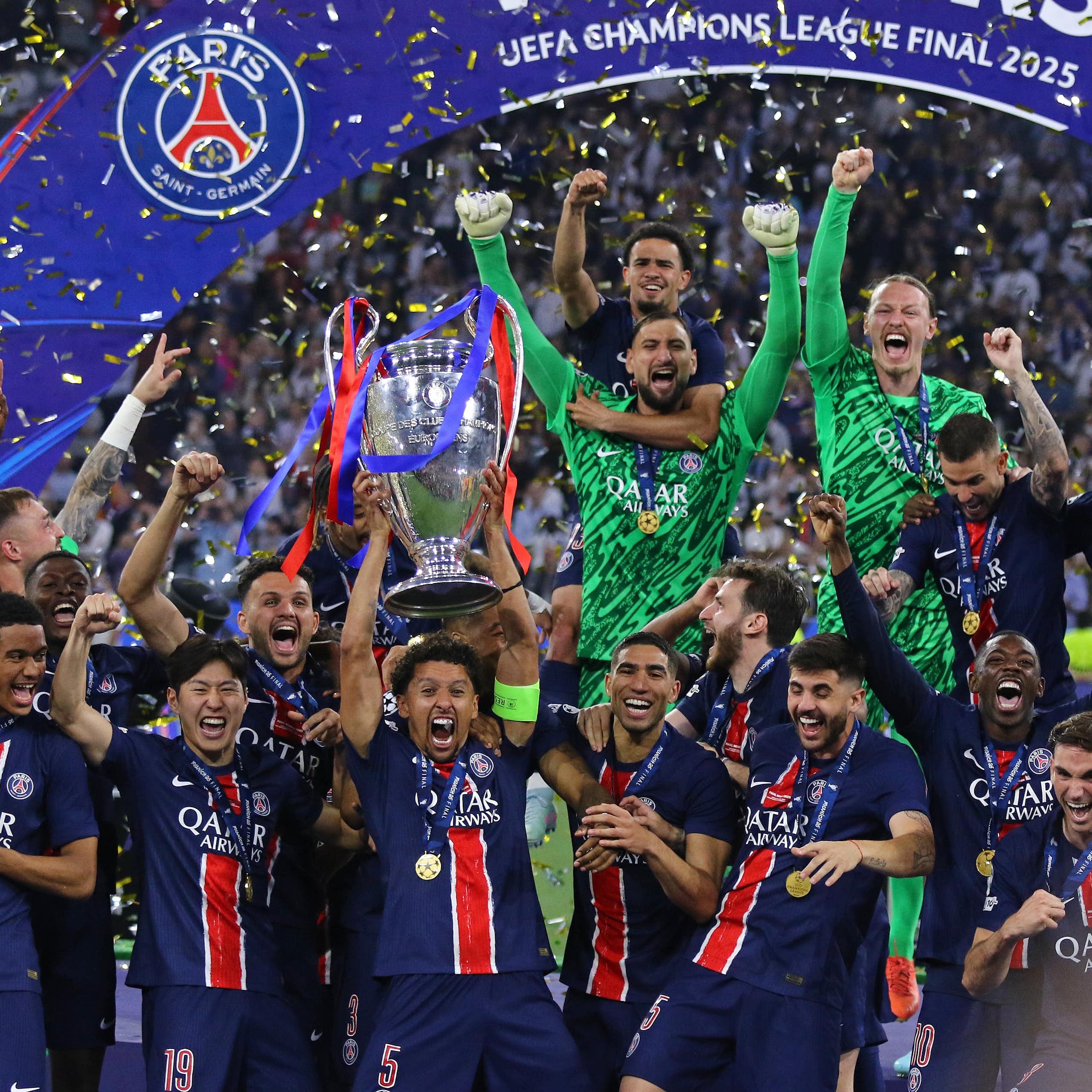 Futbolistas con gestos de alegría bajo una lluvia de confeti.