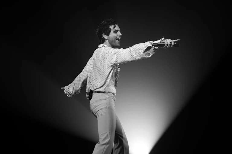Le chanteur Mika en concert.