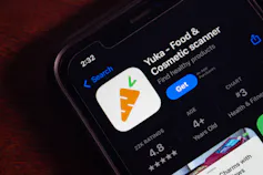 Sur un smartphone, on voit l’application Yuka dans une version en anglais « Food & Cosmetic scanner »