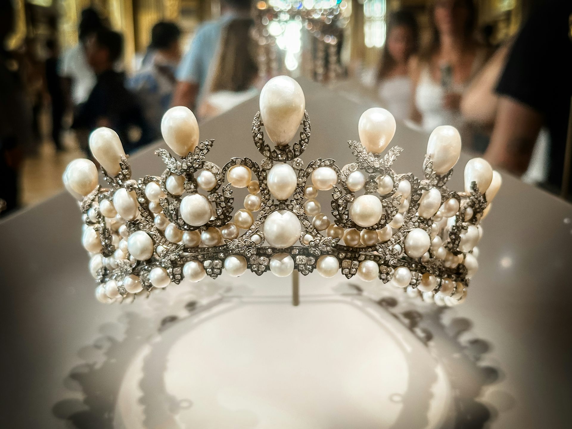Diadema con perlas.